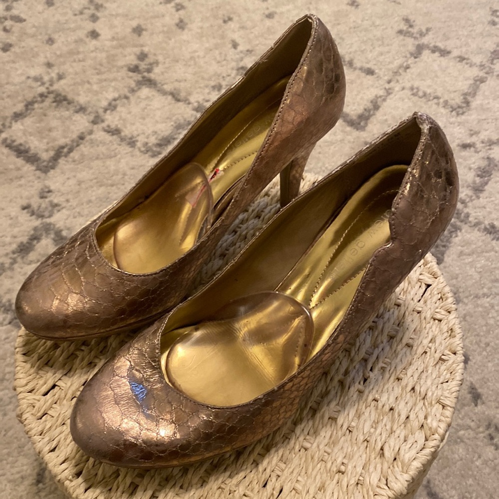 Andrew Geller size 7-1/2 hold animal print look heel